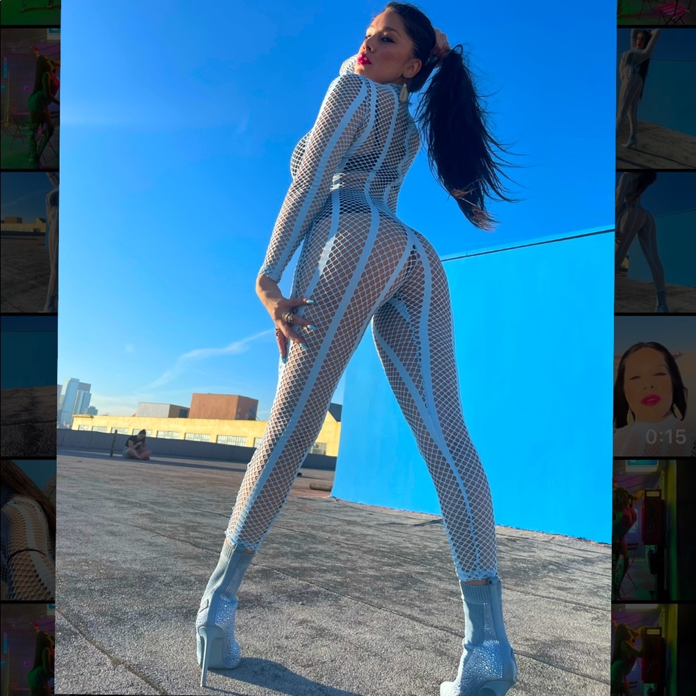 Amazing bodysuit 2 different colors so comfy and stylish fashion